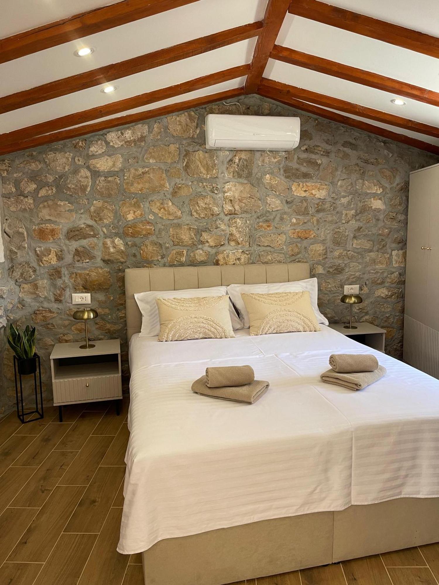 Monte Cristo Wines & Rooms Kuna Pelješka Esterno foto